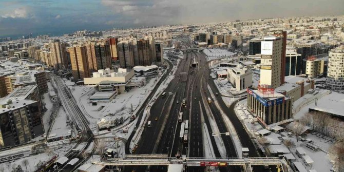 İstanbul’a kar yağdı yollar boş kaldı