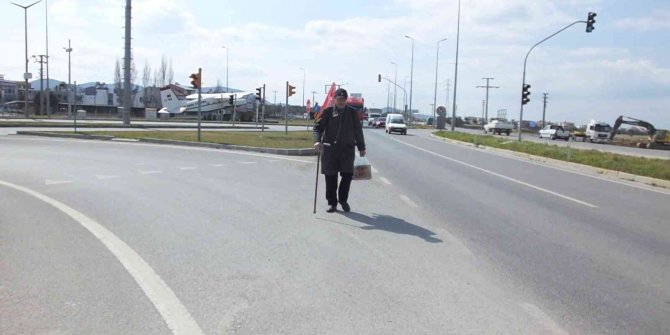 Ninesinin vasiyeti için elinde bastonuyla Çanakkale’ye yürüyor