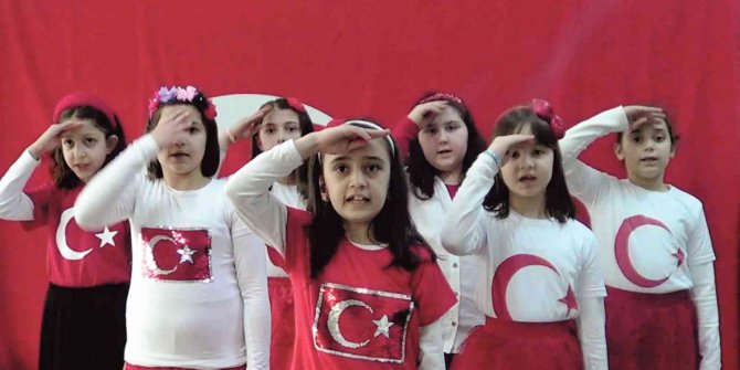 Minik öğrenciler işaret dili ile İstiklal Marşı’nı okudu