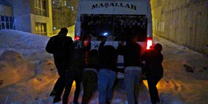 Mahsur kalan minibüsü vatandaşlar kurtardı