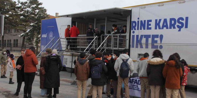 Deprem, öğrencilere simülasyonla anlatıldı