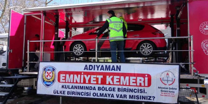 Emniyet kemeri takmayan sürücülere kaza anları simülatör ile gösterildi