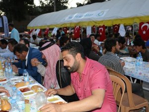Akçakale'de Suriyelilerle ilk iftar