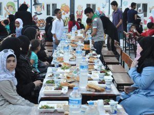 Üniversite öğrencilerinden Suriyeli yetimlere iftar