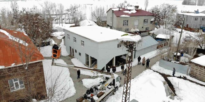 VEDAŞ ekipleri, karla kaplı leylek yuvalarına yem bıraktı