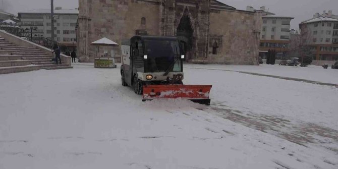 Sivas’a yaz gelmiyor, kent beyaza büründü