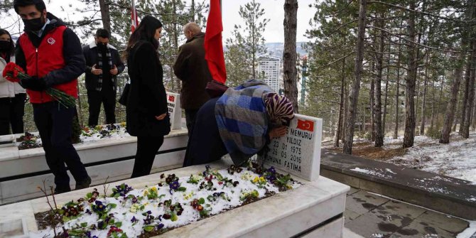 Şehit annesi, mezar taşındaki oğlunun fotoğrafını öpüp sevdi