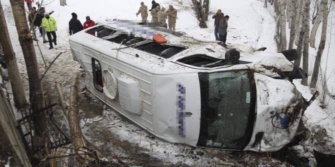 Yolcu minibüsünün devrilmesi sonucu 14 kişi yaralandı
