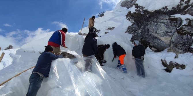 Konya'da bin 700 rakımlı mağara yaz için karla dolduruldu