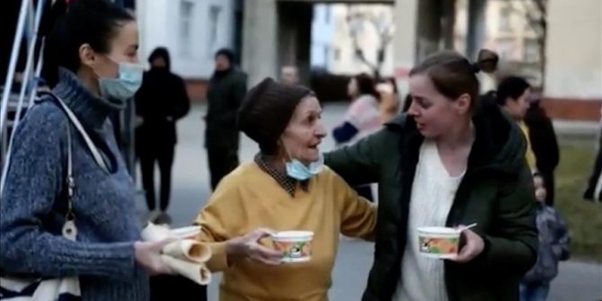 L’agence turque AFAD fournit des repas chauds aux victimes de la guerre à Lviv, en Ukraine