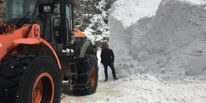 Batman’da köy yoluna düşen çığ, 12 saatlik çalışmayla temizlendi