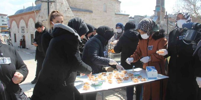 Sevenleri Yazıcıoğlu için lokma dağıttı