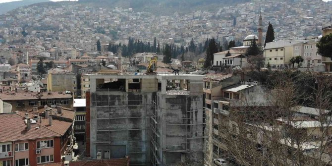 Şehrin siluetini bozan binada yıkım başladı