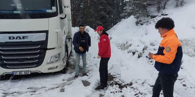 Mahsur kalan sürücülerinin yardımı Kızılay ekipleri koştu