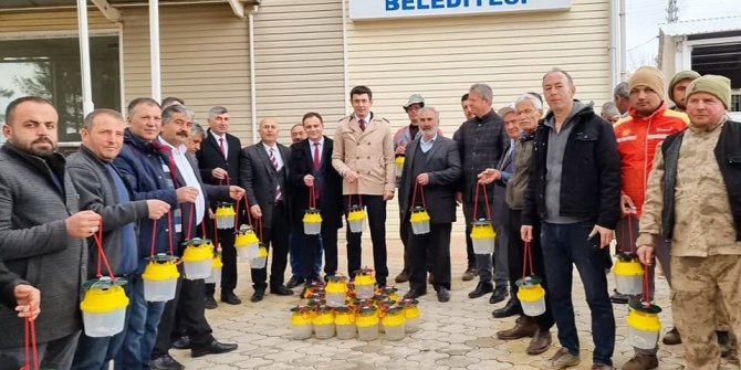 Çiftçilere feromon tuzak dağıtımı yapıldı