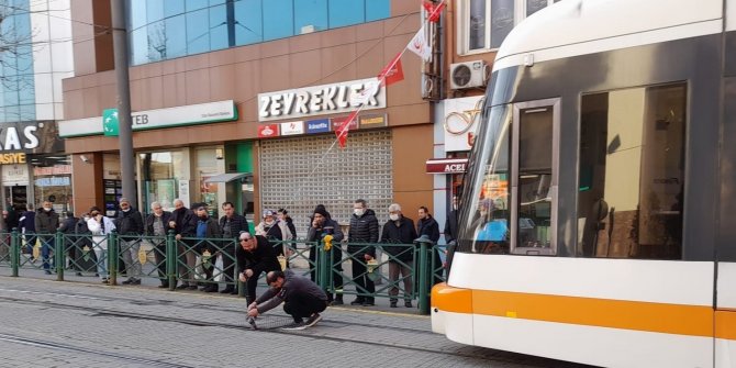 Raylara sıkışan güvercin tramvay seferlerini aksattı