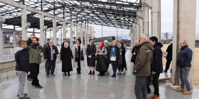 Çiftçiler, tıbbi ve aromatik bitkilerin işlendiği tesisleri gezdi