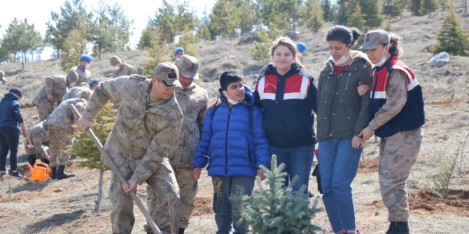 Jandarma öğrencilerle birlikte ağaç dikti