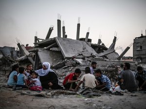 Gazze'de enkaz arasında iftar