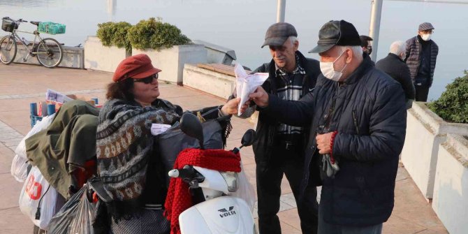 Kızının altın küpesini ararken "çekirdekçi abla" oldu