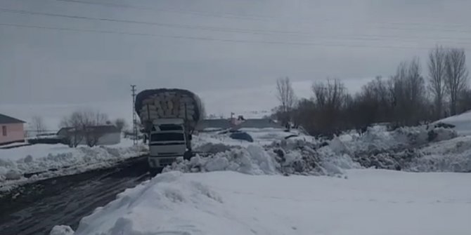 Yol açıldı, hayvanların aç kaldığı mezraya saman ulaştırıldı