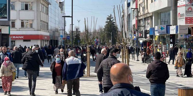 Sıcak havayı fırsat bilen vatandaşlar, caddelerde yoğunluk oluşturdu