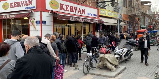 Ramazan ayının ilk gününde pide kuyruğunun sonu görünmedi