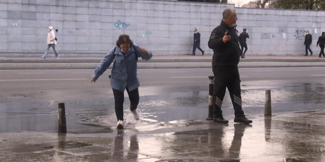 Boru patladı; su dolan metro istasyonu kapatıldı