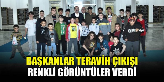 Başkanlar teravih çıkışı gençlerle buluştu