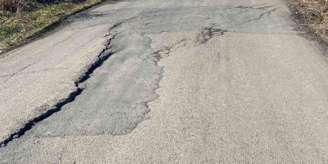 Çöken yol sürücülerin tepkisine yol açıyor