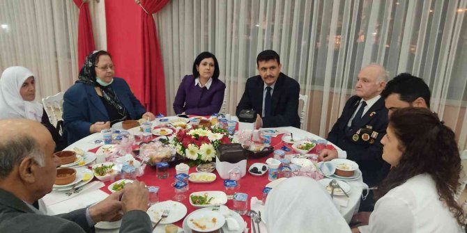 Burdurlu şehit ve gazi yakınları valilik tarafından verilen iftarda buluştu