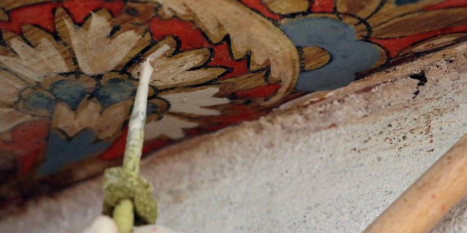 Tarihi caminin cila ile zarar verilen kalem işçiliği motifleri ortaya çıkıyor