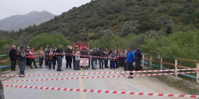 Belediyenin altı yıl önce kapattığı yol mahalleliyi çileden çıkardı