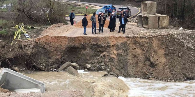 Sel, menfez konularak geçiş sağlanan köprüye zarar verdi