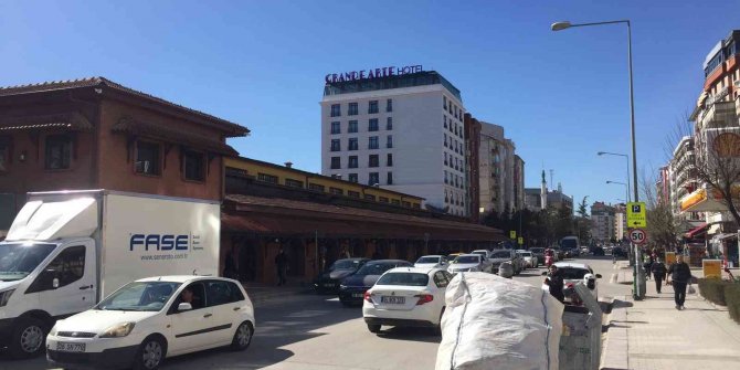 Üniversite Caddesi’nde sıkışan trafik araç sahiplerine zor anlar yaşattı