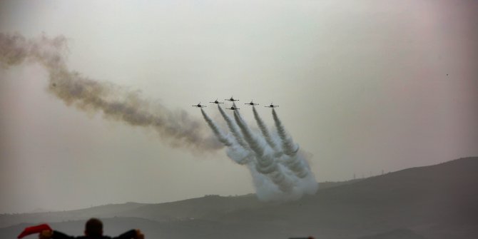 Türk Yıldızları'nın gösterisi toz taşınımı nedeniyle kısa sürdü