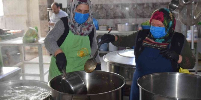 Aşevi ramazanda 500 kişiye yemek ulaştırıyor