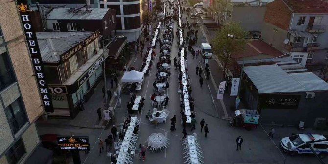 12 bin kişi aynı sofrada iftar yaptı