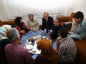 Erdoğan işçi ailesiyle iftar yaptı