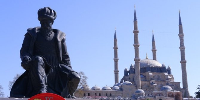 Mimar Sinan Heykeli ustalık eserinin önündeki yerini aldı