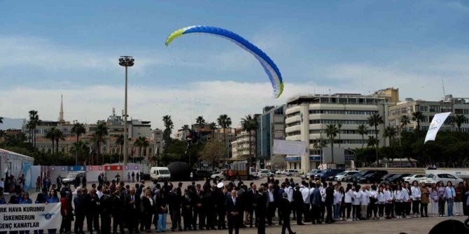 Yamaç paraşütçüsü törendeki kalabalığa çarptı