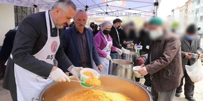 "İhtiyaç sahibi bin kişiye aş dağıtıyoruz"