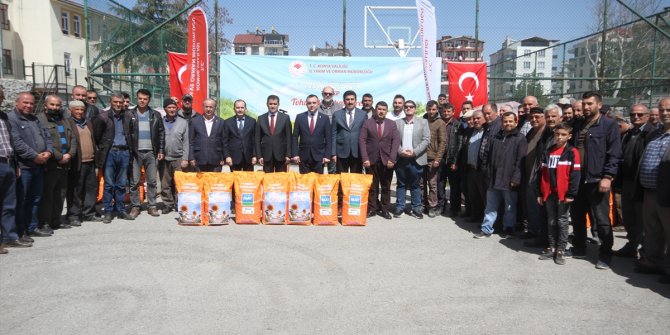 Beyşehir'de üreticilere hibe destekli yağlık ayçiçeği tohumu dağıtıldı