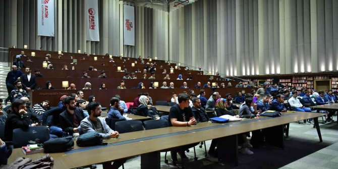 Kalın Fatih Merkez Kütüphanesi’nde gençlerle bir araya geldi