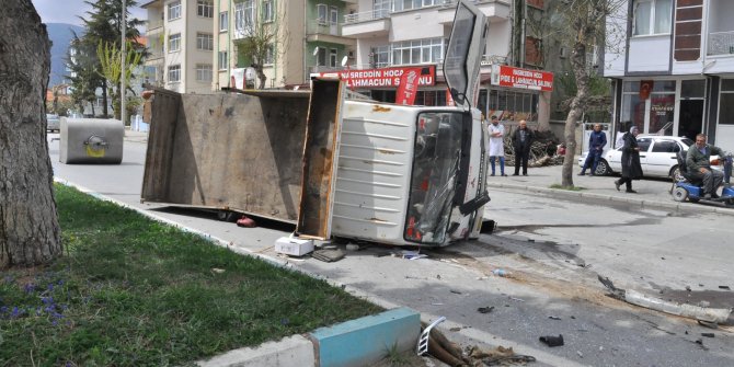 Konya'da süt kamyoneti kaza yaptı