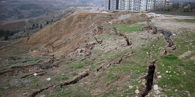 Toprak kayması endişe yarattı