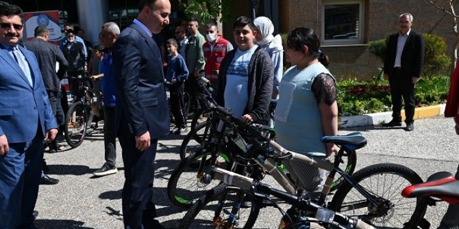 Yetim çocukların bisiklet sevinci