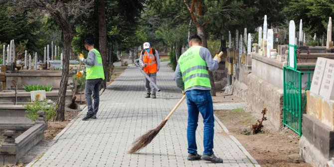 Mezarlıklar bayrama hazırlanıyor