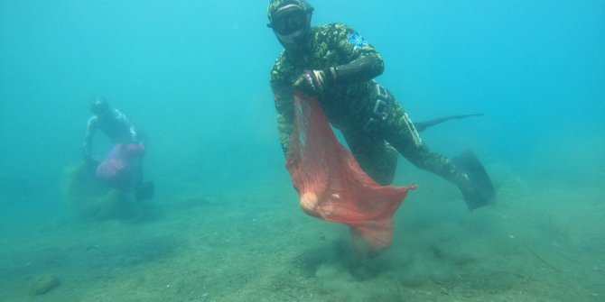 Denizden 460 kilo atık çıkarıldı