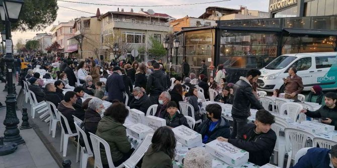 Dev cadde trafiğe kapandı, 5 bin kişi iftar yaptı